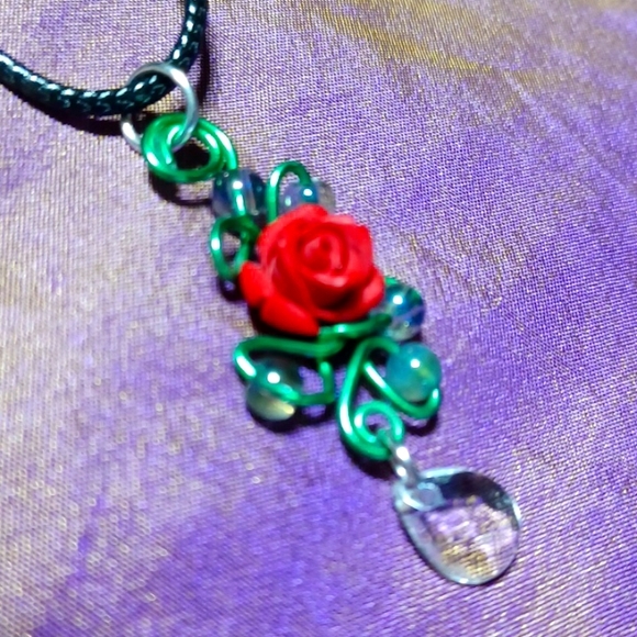 Vine and rose pendant handmade glass beads dew rhinestone diamond green red gems - Picture 4 of 6